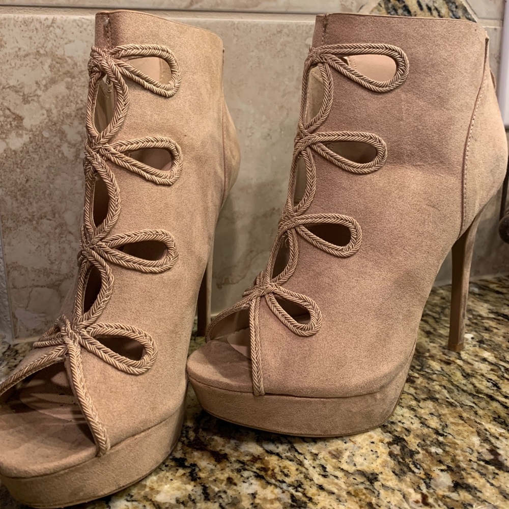 Open toed beige bootie! Nude bootie thin heel!